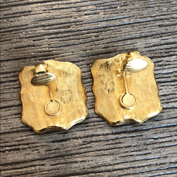 Vintage Hammered Textured Goldtone Clip Earrings - Picture 4 of 11
